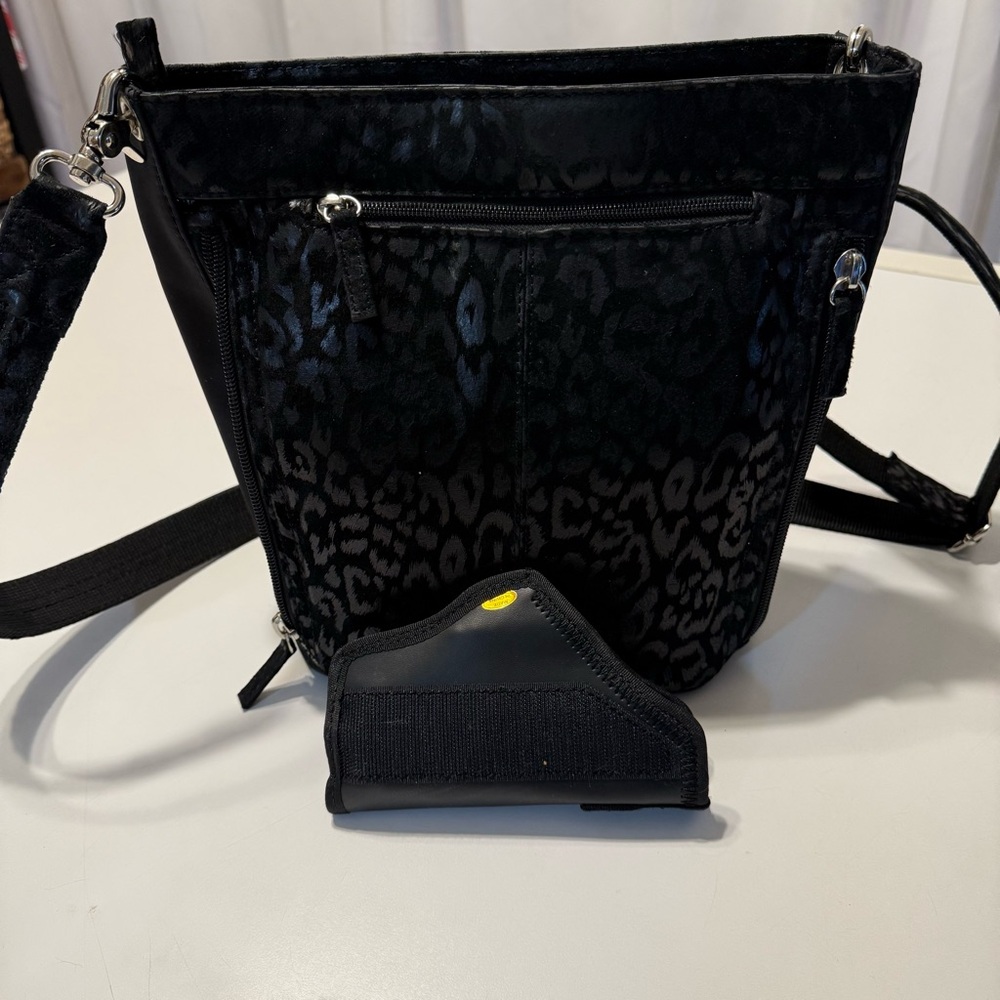 Gun Toten mama leather Crossbody/small bucket tote Concealed carry compartment